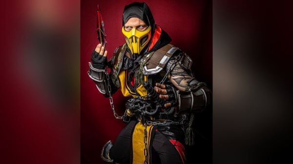 
          Get Over Here — парень перевоплотился в образ Скорпиона из Mortal Kombat 11 и показал себя с его знаменитым оружием
        