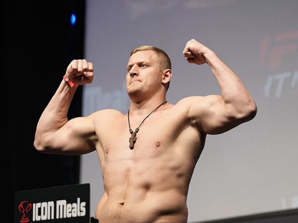 Русский десантник идет за поясом UFC: Павлович нокаутировал Блейдса и вошел в историю – дальше только Джонс